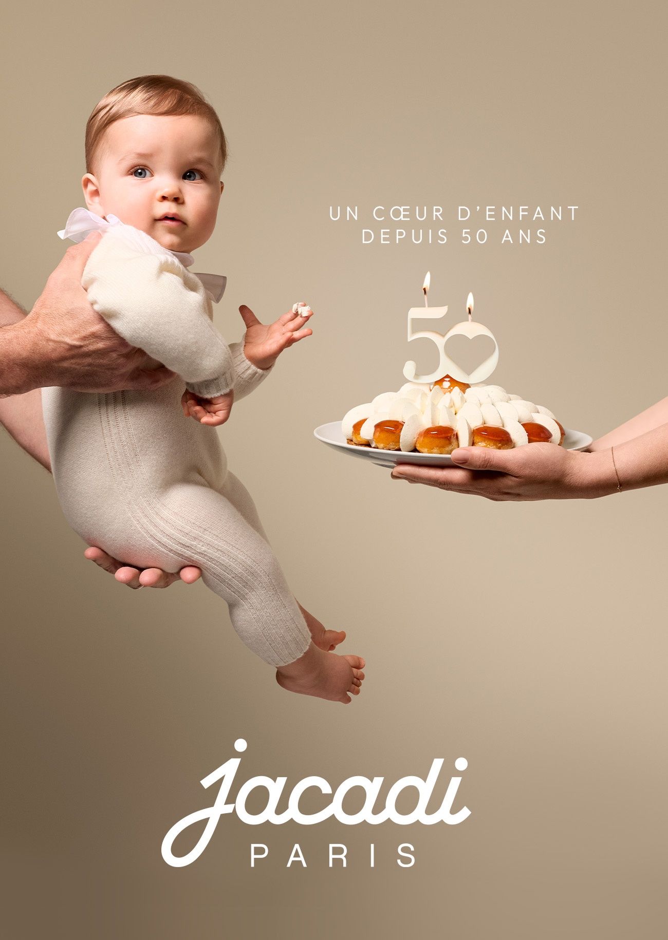 Ein Baby in einem Kaschmir-Set von Jacadi Paris, kurz davor, die Kerzen auszublasen