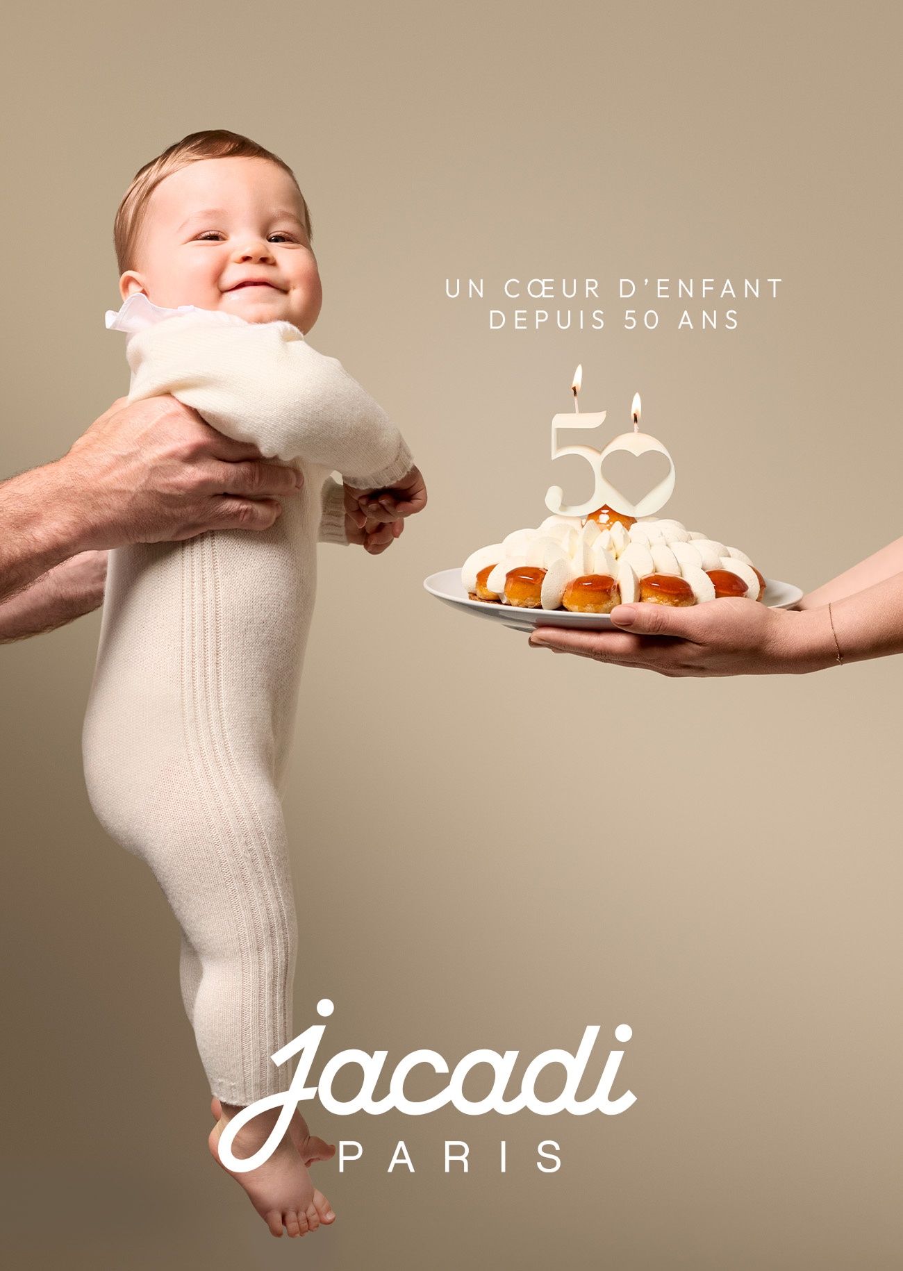 Ein Baby in einem Kaschmir-Set von Jacadi Paris, das die Kerzen ausbläst