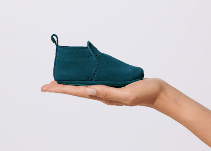 Krabbelschuhe auf einer Hand