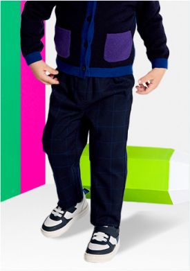 Weisse und marineblaue Sneakers