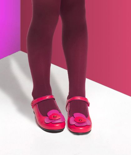 Orangene Riemchenschuhe mit einer rosa Blume