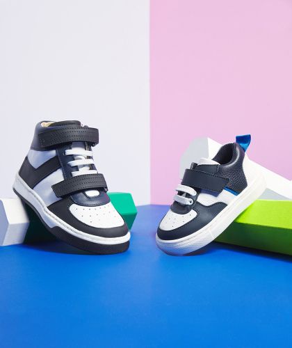 Marineblaue und weisse Sneakers