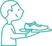 Junge, der ein Schuh auf einem Tablett trägt