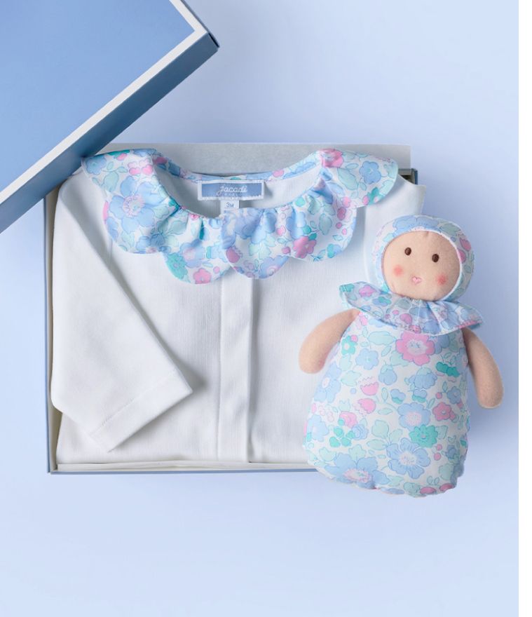 Die gesamte Babyausstattungskollektion aus Liberty Fabrics-Stoffen