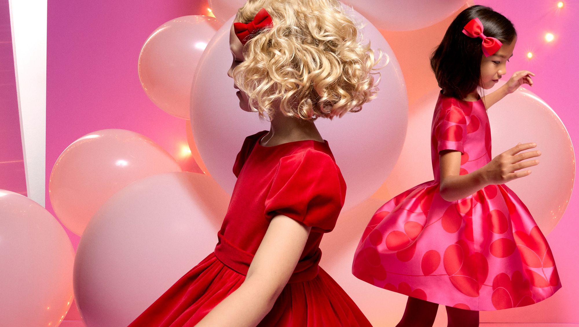 Ein farbenfrohes Weihnachtsfest – entdecken Sie die festliche Kleidung für Kinder und Babys zum Jahresende.