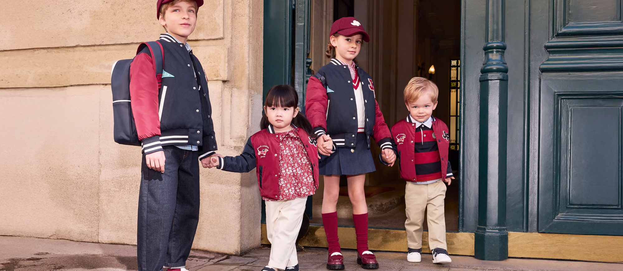 Die Kollektion mit Outfits für den Schulanfang für Mädchen und Jungen