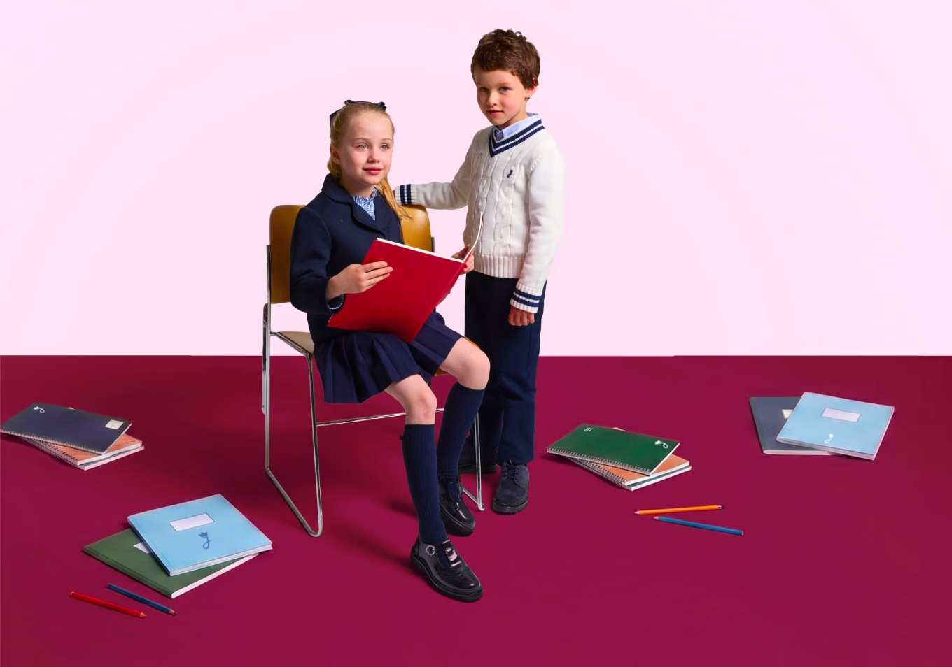 Die Kollektion Uniformen für Mädchen und Jungen