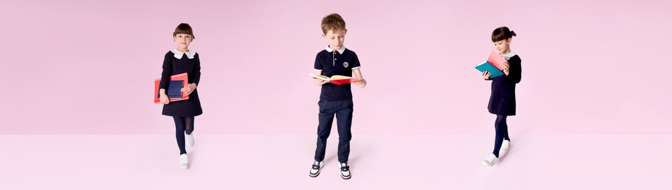 Kinder in Schuluniform mit Schulheften