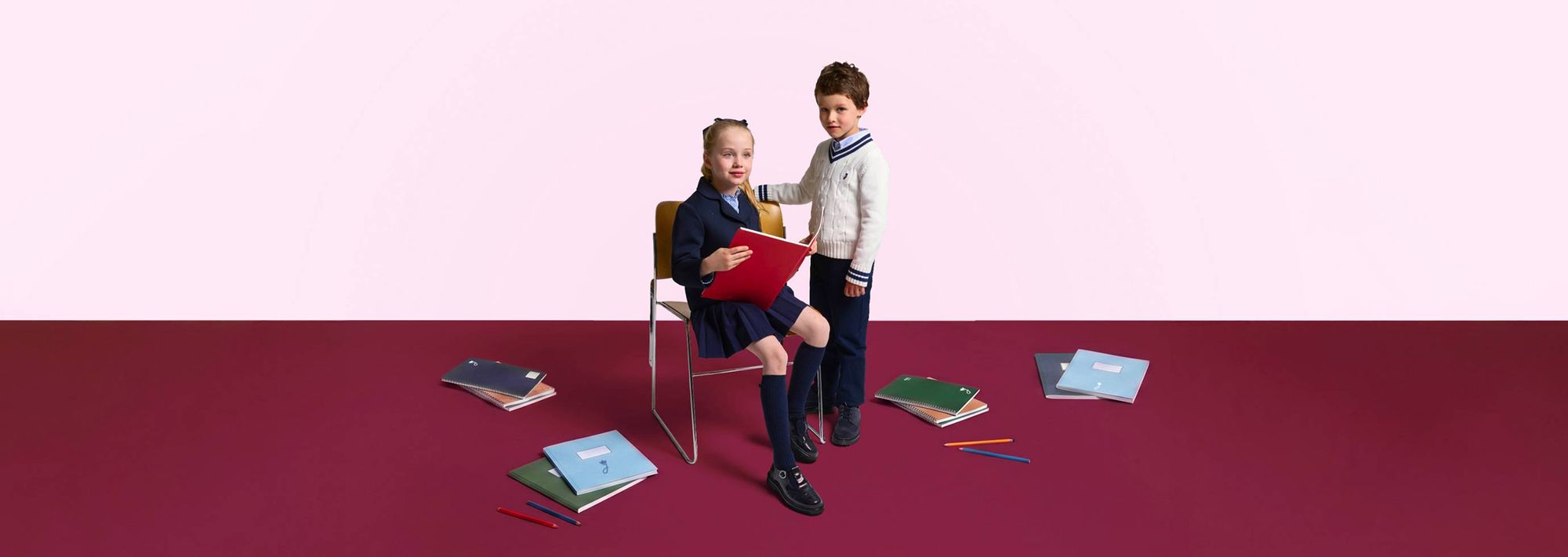 Die Schuluniformen-Kollektion für Mädchen und Jungen